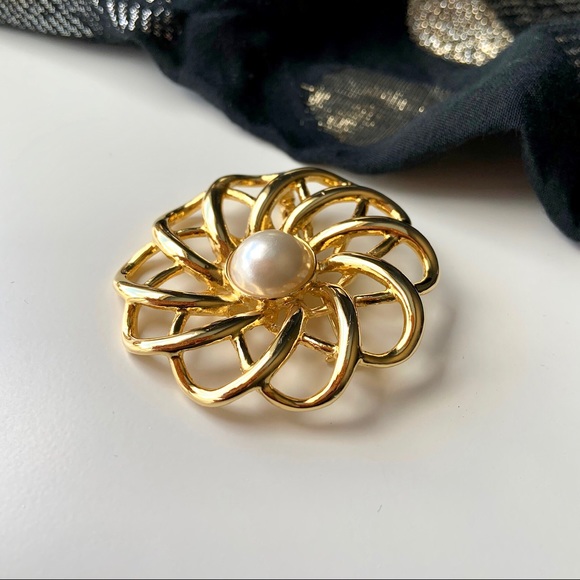 Vintage classic faux pearl and gold swirl brooch - Picture 2 of 6